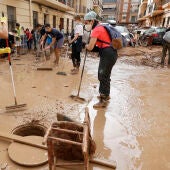 Vecinos y voluntarios colaboran en las labores de limpieza en la localidad de Paiporta.