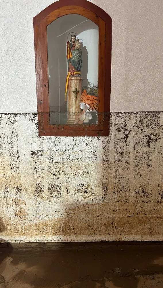 Nivel al que llegó el agua en Mira la madrugada del pasado miércoles Nivel al que llegó el agua en Mira la madrugada del pasado miércoles