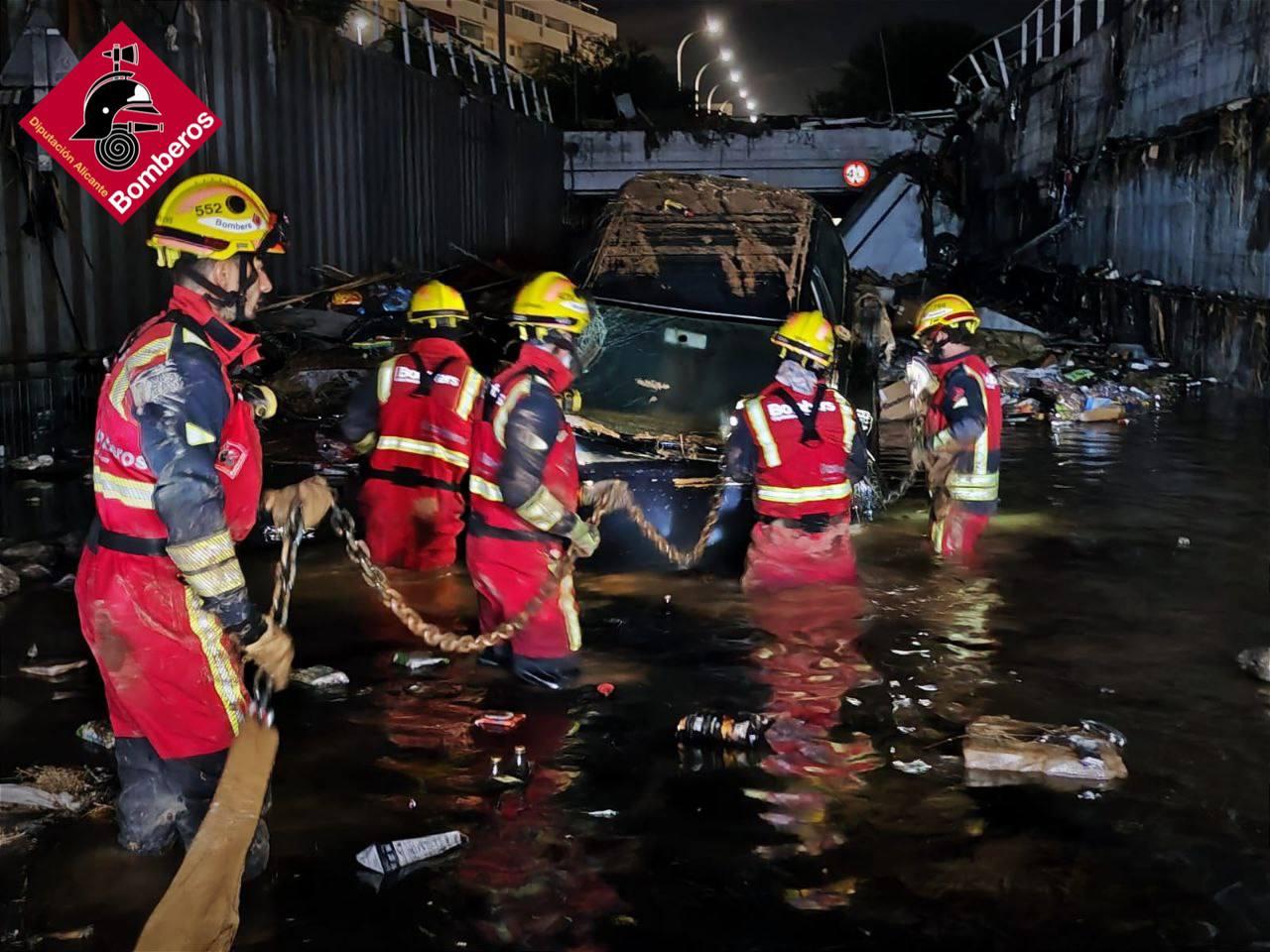 Los bomberos de Alicante siguen en los municipios del sur de Valencia afectados por la DANA Los bomberos de Alicante siguen en los municipios del sur de Valencia afectados por la DANA