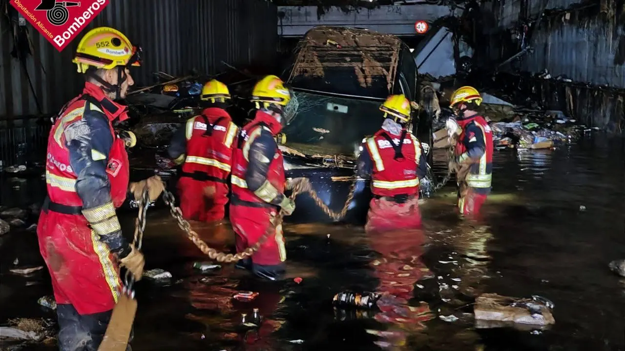 Los bomberos mueven un coche en un paso inferior Los bomberos mueven un coche en un paso inferior