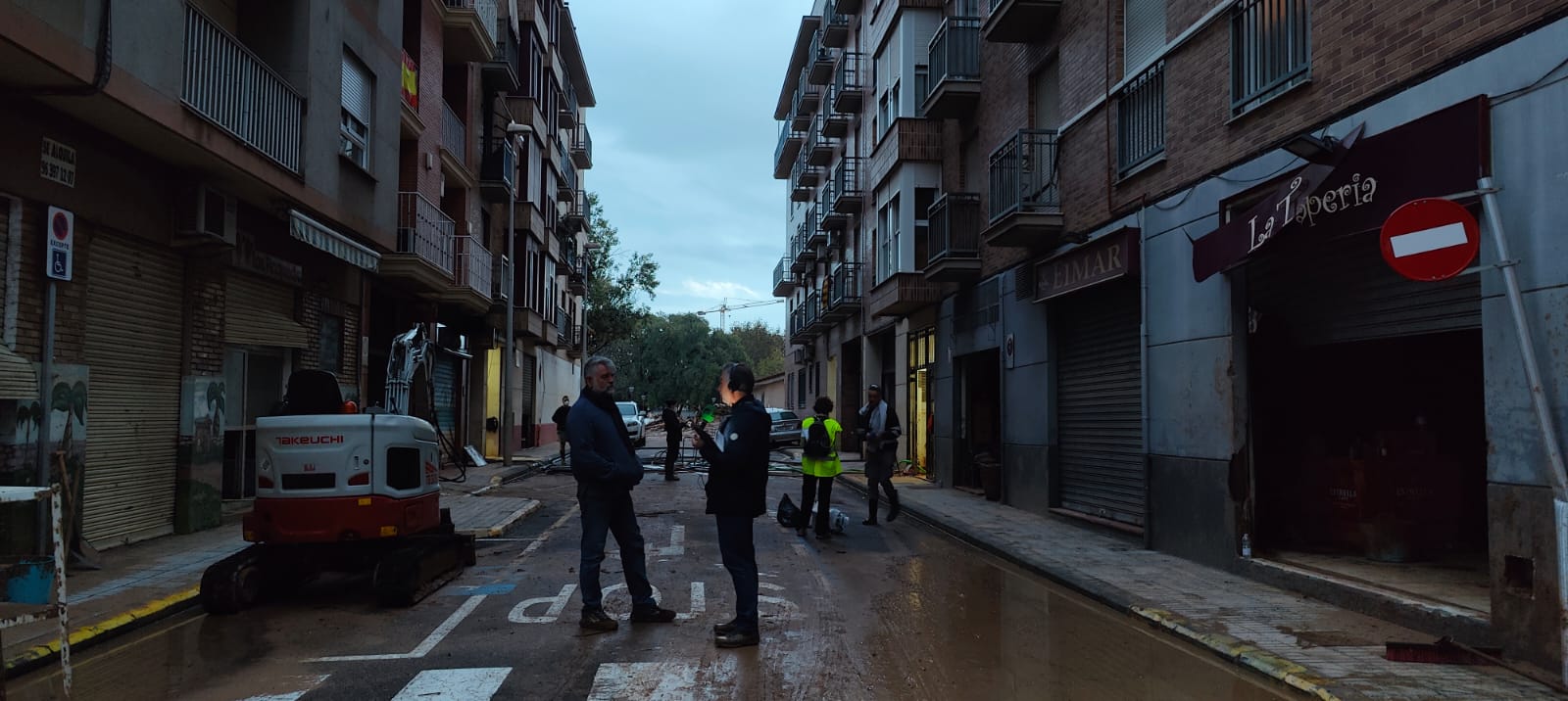 Onda Cero sigue en la zona cero de la DANA: los programas de Carlos Alsina, Rocío Martínez, Edu Pidal y Carlos Rodríguez, desde Valencia Onda Cero sigue en la zona cero de la DANA: los programas de Carlos Alsina, Rocío Martínez, Edu Pidal y Carlos Rodríguez, desde Valencia