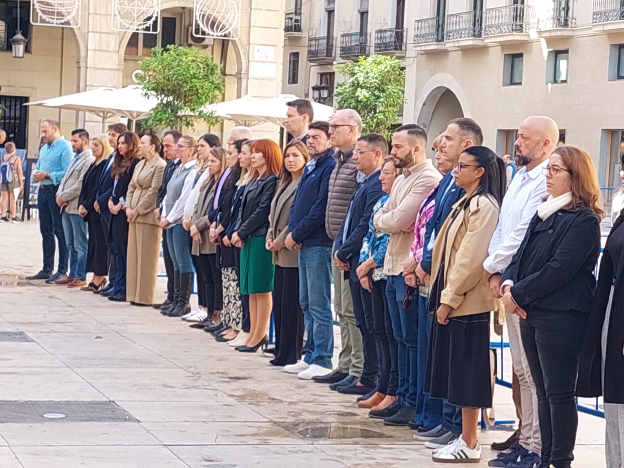 Alicante cierra filas con los afectados de la DANA y redobla los envíos de equipos, material y víveres Alicante cierra filas con los afectados de la DANA y redobla los envíos de equipos, material y víveres