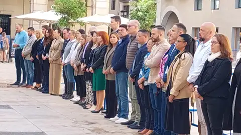 La corporación de Alicante ha guardado cinco minutos de silencio La corporación de Alicante ha guardado cinco minutos de silencio