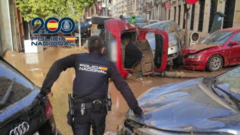 Polic&iacute;a Nacional en las inundaciones