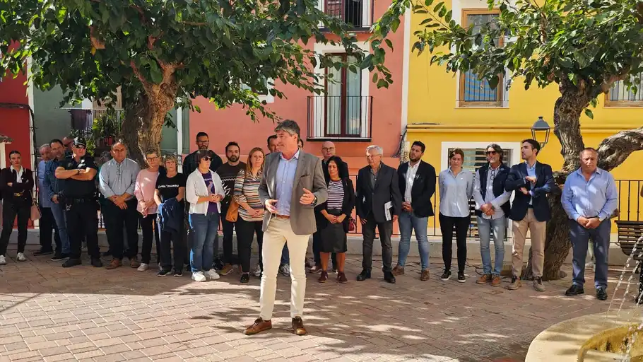 La Vila Joiosa guarda cinco minutos de silencio por las víctimas de la DANA. La Vila Joiosa guarda cinco minutos de silencio por las víctimas de la DANA.
