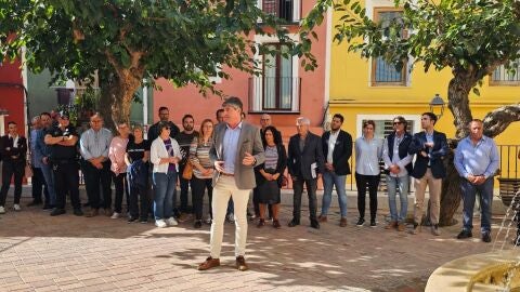 La Vila Joiosa guarda cinco minutos de silencio por las víctimas de la DANA. La Vila Joiosa guarda cinco minutos de silencio por las víctimas de la DANA.