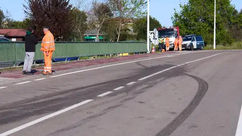 Dos agentes de la Guardia Civil investigan en el lugar de los hechos, a 5 de abril de 2023, en Suesa, Ribamontán al Mar, Cantabria Dos agentes de la Guardia Civil investigan en el lugar de los hechos, a 5 de abril de 2023, en Suesa, Ribamontán al Mar, Cantabria