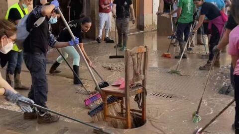 Voluntarios limpiando Algemes&iacute;