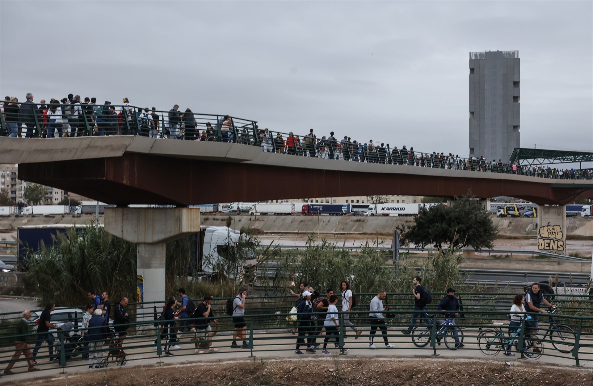 "El puente de Valencia es el símbolo en positivo de esta tragedia": la solidaridad se abre paso entre el desastre "El puente de Valencia es el símbolo en positivo de esta tragedia": la solidaridad se abre paso entre el desastre
