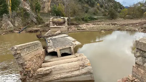 Uno de los puentes destruidos por la Dana en Landete Uno de los puentes destruidos por la Dana en Landete