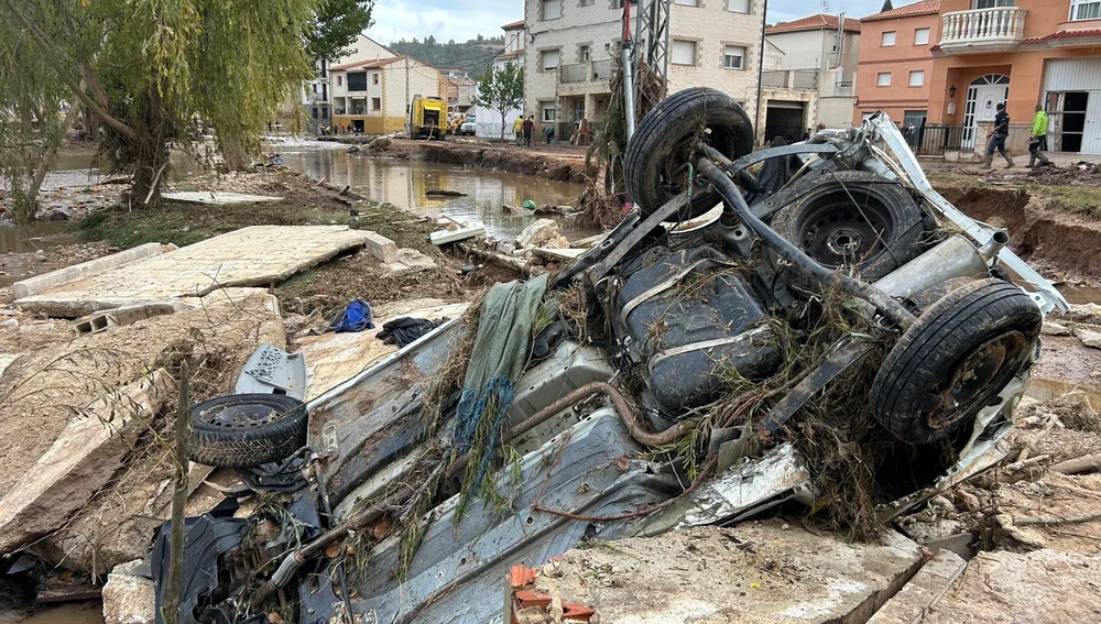 Vehículos destrozados y numerosos daños en Mira Vehículos destrozados y numerosos daños en Mira