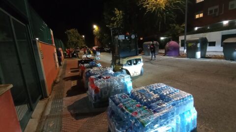 Palets con agua donada para los damnificados por la DANA a las puertas de Centro Cultural Galatea de Alcal&aacute; de Henares