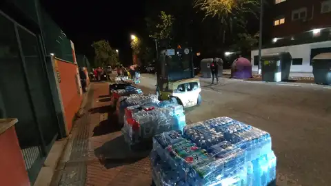 Se paraliza la recogida en el Centro Cultural Galatea de Alcalá a la espera de contar con más espacio para almacenar la ayuda en el Centro Logístico de La Garena Palets con agua donada para los damnificados por la DANA a las puertas de Centro Cultural Galatea de Alcalá de Henares