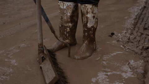 Voluntarios limpian los estragos ocasionados por la DANA - Alejandro Mart&iacute;nez V&eacute;lez