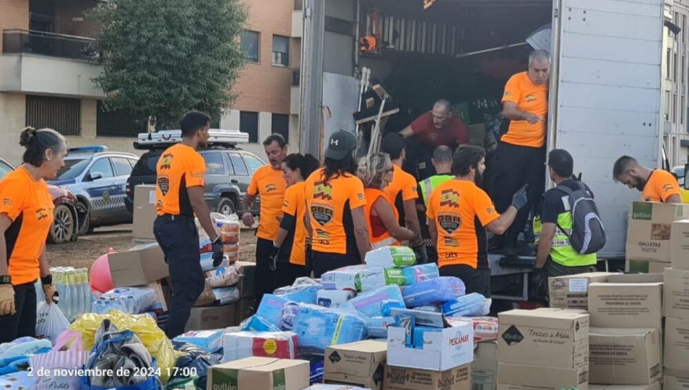 Jorge Nacher, primero por la izquierda junto al material llegado
