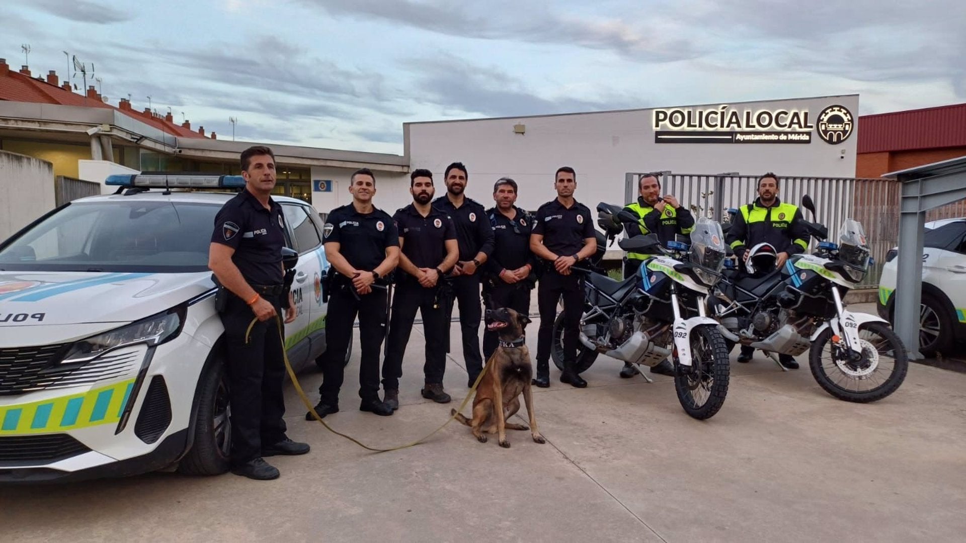 El Consistorio de Mérida envía ocho policías locales para realizar labores de búsqueda de personas en Valencia El Consistorio de Mérida envía ocho policías locales para realizar labores de búsqueda de personas en Valencia