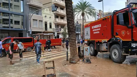 Efectivos aragoneses desarrollando su labor en la localidad valenciana de Catarroja Efectivos aragoneses desarrollando su labor en la localidad valenciana de Catarroja
