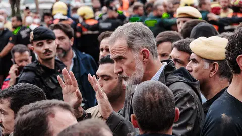 El rey Felipe VI, durante su visita a Paiporta. El rey Felipe VI, durante su visita a Paiporta.