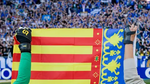 3-11-2024 Aarón y Pomares sujetan la bandera de Valencia en el Oviedo-Burgos 3-11-2024 Aarón y Pomares sujetan la bandera de Valencia en el Oviedo-Burgos