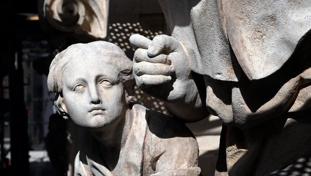 Pieza que forma parte del imafronte restaurado Pieza que forma parte del imafronte restaurado