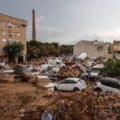 Coches amontonados por la DANA en Paiporta.