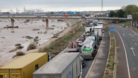 Vista del tráfico en la V30 a su paso por La Torre (Valencia) este lunes. Vista del tráfico en la V30 a su paso por La Torre (Valencia) este lunes.