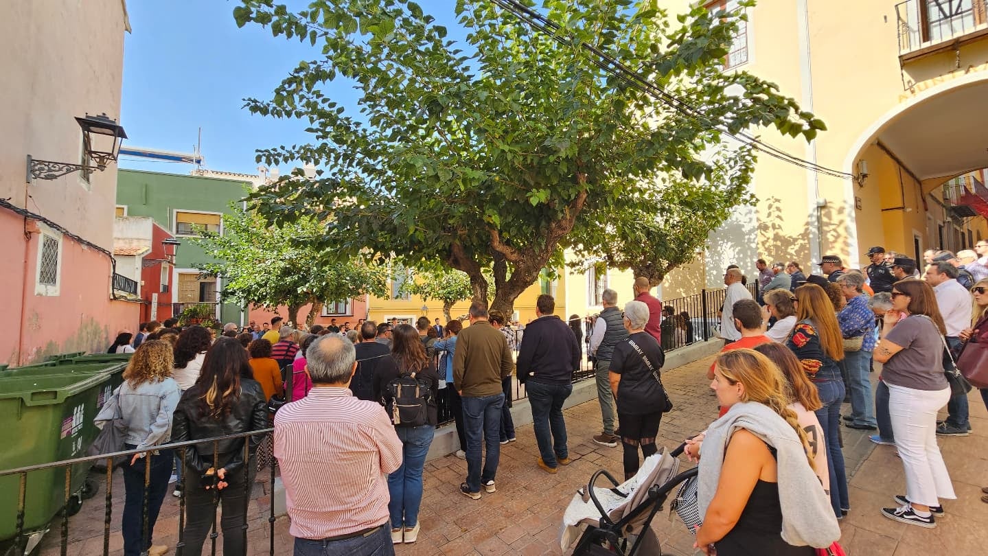 La Marina Baixa guarda silencio ante las víctimas mortales de Valencia La Marina Baixa guarda silencio ante las víctimas mortales de Valencia