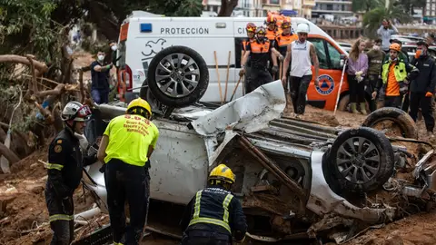Los servicios de emergencia hacen labores de rescate en Valencia Los servicios de emergencia hacen labores de rescate en Valencia