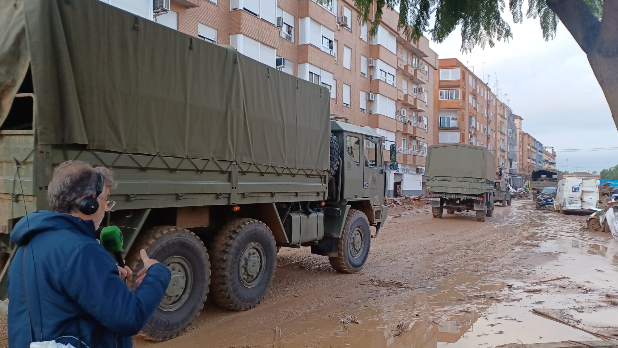 Carlos Alsina recorre las calles de Paiporta junto a los camiones del ejército/ ondacero.es Carlos Alsina recorre las calles de Paiporta junto a los camiones del ejército/ ondacero.es