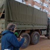 Carlos Alsina recorre las calles de Paiporta junto a los camiones del ejército/ ondacero.es