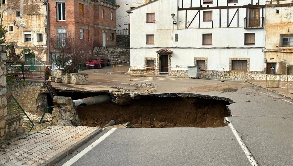 Graves daños en el puente sobre la CM-215 en Landete Graves daños en el puente sobre la CM-215 en Landete