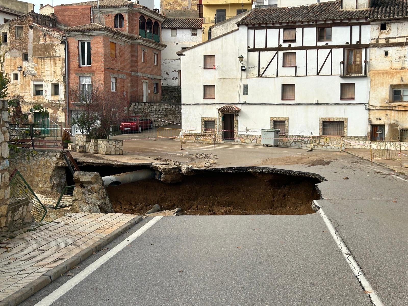El puente sobre la CM-215 en Landete, cortado al tráfico tanto de vehículos como para peatones El puente sobre la CM-215 en Landete, cortado al tráfico tanto de vehículos como para peatones