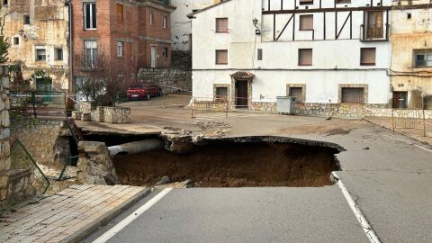 Graves daños en el puente sobre la CM-215 en Landete 