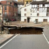 Graves daños en el puente sobre la CM-215 en Landete 