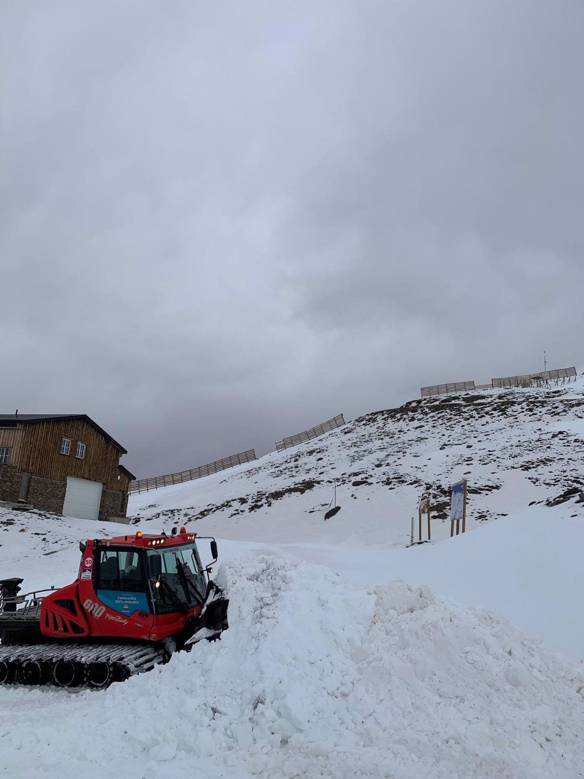 Los maquinistas de la estación de Sierra Nevada inician trabajos en las partes altas del dominio esquiable Los maquinistas de la estación de Sierra Nevada inician trabajos en las partes altas del dominio esquiable