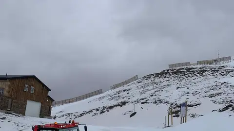 Los maquinistas de la estación de Sierra Nevada inician trabajos en las partes altas del dominio esquiable Los maquinistas de la estación de Sierra Nevada inician trabajos en las partes altas del dominio esquiable