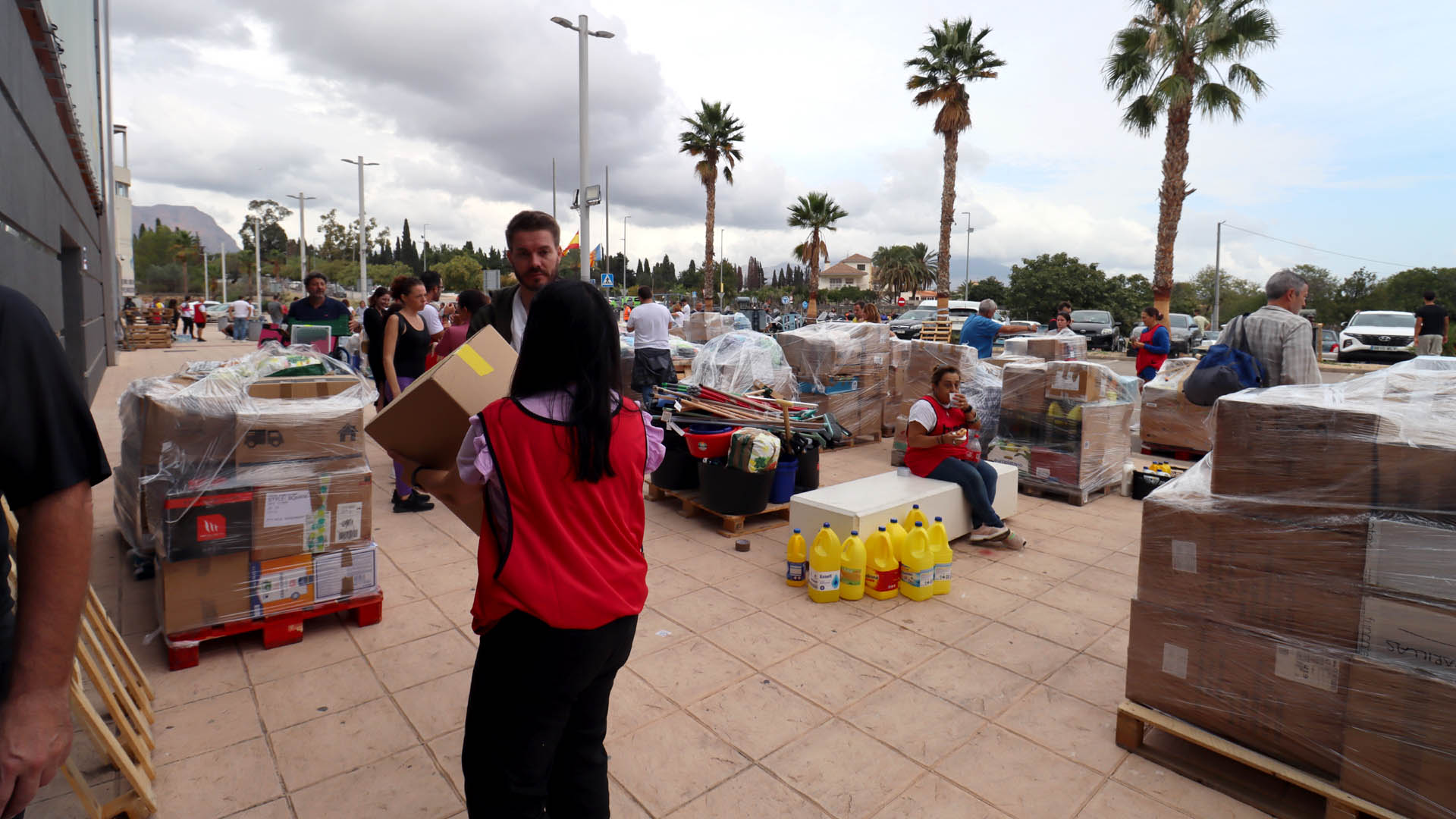 Más de un centenar de trailers y vehículos de gran tonelaje parten de la Marina Baixa a Valencia con alimentos, productos de limpieza y de primera necesidad Más de un centenar de trailers y vehículos de gran tonelaje parten de la Marina Baixa a Valencia con alimentos, productos de limpieza y de primera necesidad