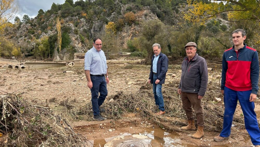 El presidente del PP de Cuenca, Benjamín Prieto, en Garaballa, con su alcalde tras visitar varios de los municipios afectados