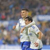 Bazdar y Azón celebran uno de los goles contra el Granada