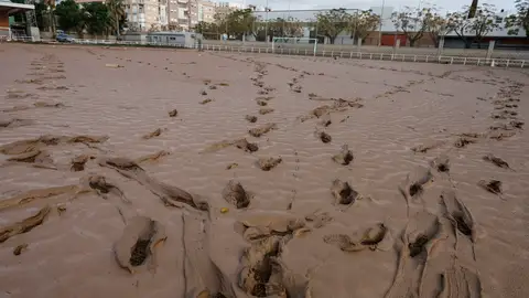 El barro cubre un campo de fútbol El barro cubre un campo de fútbol