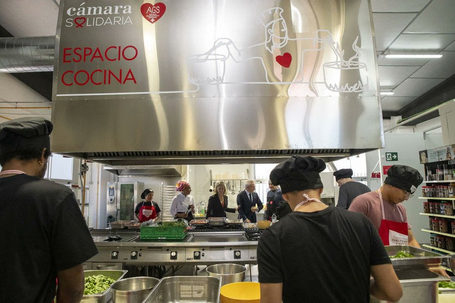 Alicante Gastronómica Solidaria prepara cada día 10.000 menús calientes para Valencia Alicante Gastronómica Solidaria prepara cada día 10.000 menús calientes para Valencia