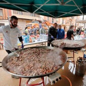 Miembros de una empresa de catering de Murcia preparan la comida para los voluntarios de las labores de limpieza de las calles de Paiporta, Valencia, este lunes. 