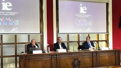 Marcos Sanso, catedrático análisis económico Universidad de Zaragoza, José Miguel Sánchez, director general de la Cámara de Comercio y Antonio Lacoma, director general de Ibercaja en la presentación del Informe Económico de Aragón 2023 Aragón cerró 2023 siendo la quinta comunidad con mayor PIB per cápita