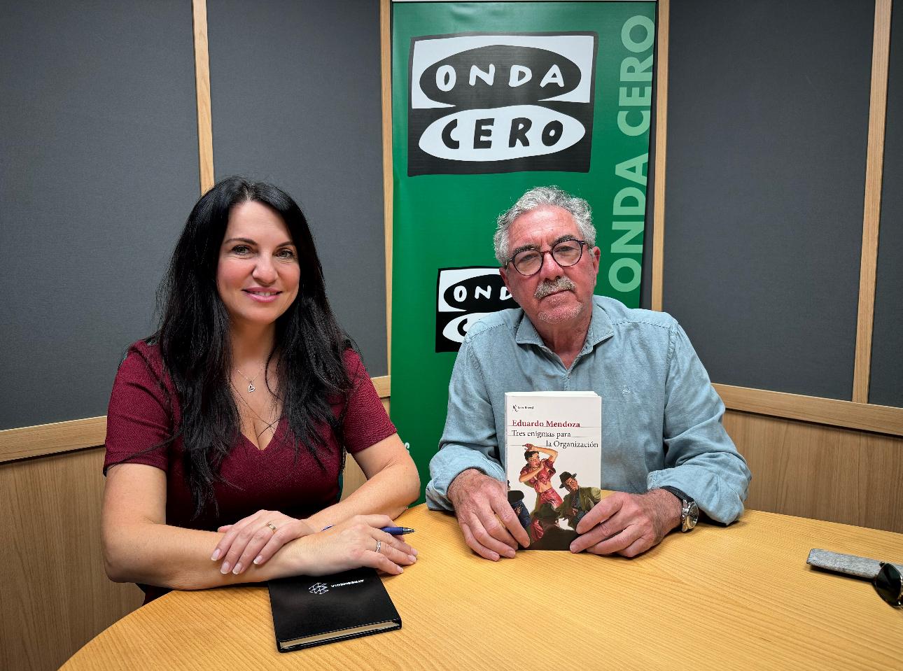 Eduardo Mendoza protagoniza este viernes las Veladas Literarias de Maestral con su obra 'Tres enigmas para la organización' Eduardo Mendoza protagoniza este viernes las Veladas Literarias de Maestral con su obra 'Tres enigmas para la organización'