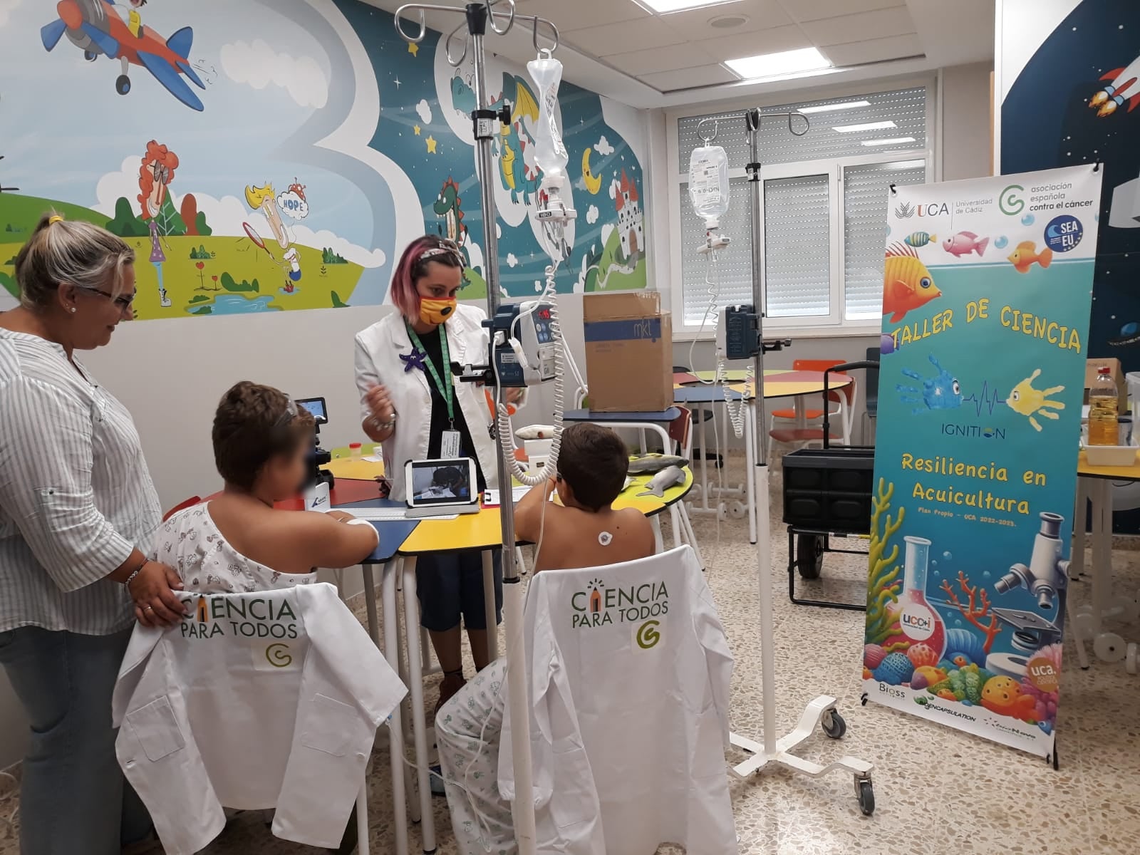 Investigadores de la Universidad de Cádiz acercan la ciencia acuícola a niños hospitalizados Investigadores de la Universidad de Cádiz acercan la ciencia acuícola a niños hospitalizados