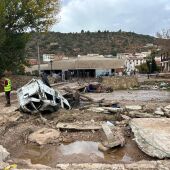 El Centro de Salud de Mira, al fondo tras el paso de la DANA