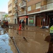 Los bomberos del Consorcio Provincial de Granada trabajan en la provincia de Valencia en las tareas de achique de aguas tras la DANA