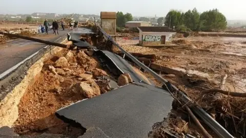 Desaparecen los datos de la riada del barranco del Poyo en la web la Confederación del Júcar: así fue la secuencia de mensajes con la Generalitat Desaparecen los datos de la riada del barranco del Poyo en la web la Confederación del Júcar: así fue la secuencia de mensajes con la Generalitat