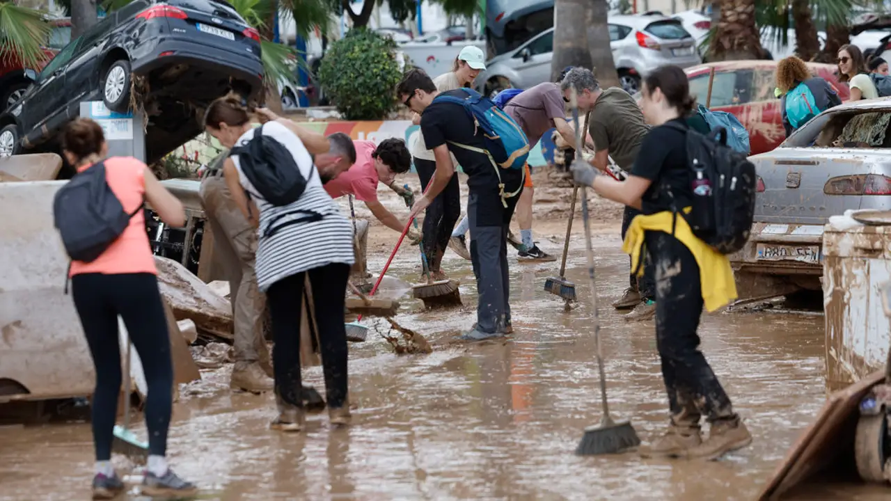 Vecino y personas de diversas comunidades autónomas trabajan como voluntarios para restablecer la normalidad en Alfafar (Valencia). Vecino y personas de diversas comunidades autónomas trabajan como voluntarios para restablecer la normalidad en Alfafar (Valencia).