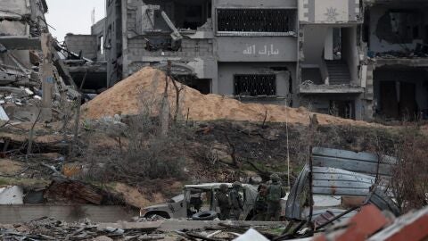 Foto de archivo de soldados israel&iacute;es junto a un veh&iacute;culo militar cerca de edificios destruidos en la localidad palestina de Beit Lahia, en las afueras de la ciudad de Gaza.